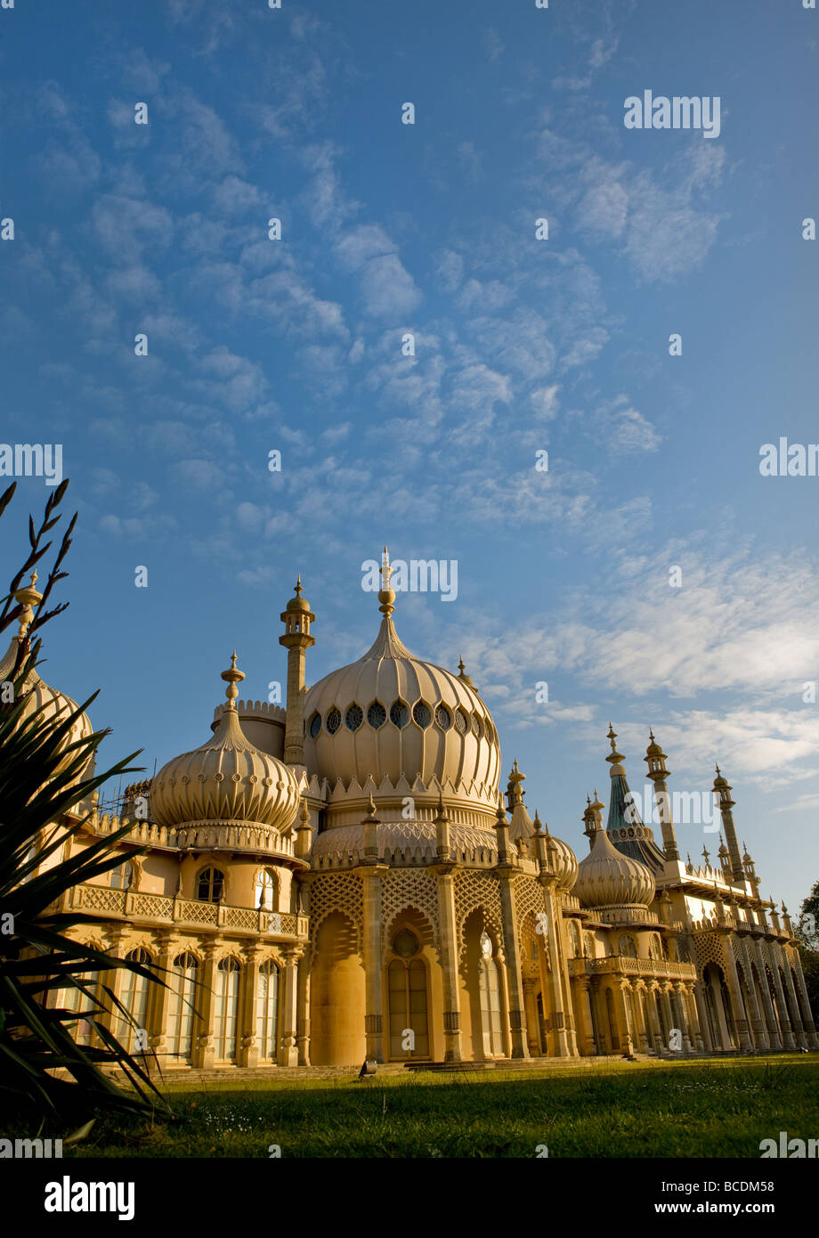 Die Ostfassade des Brighton Pavillion in der frühen Morgensonne gesehen Stockfoto