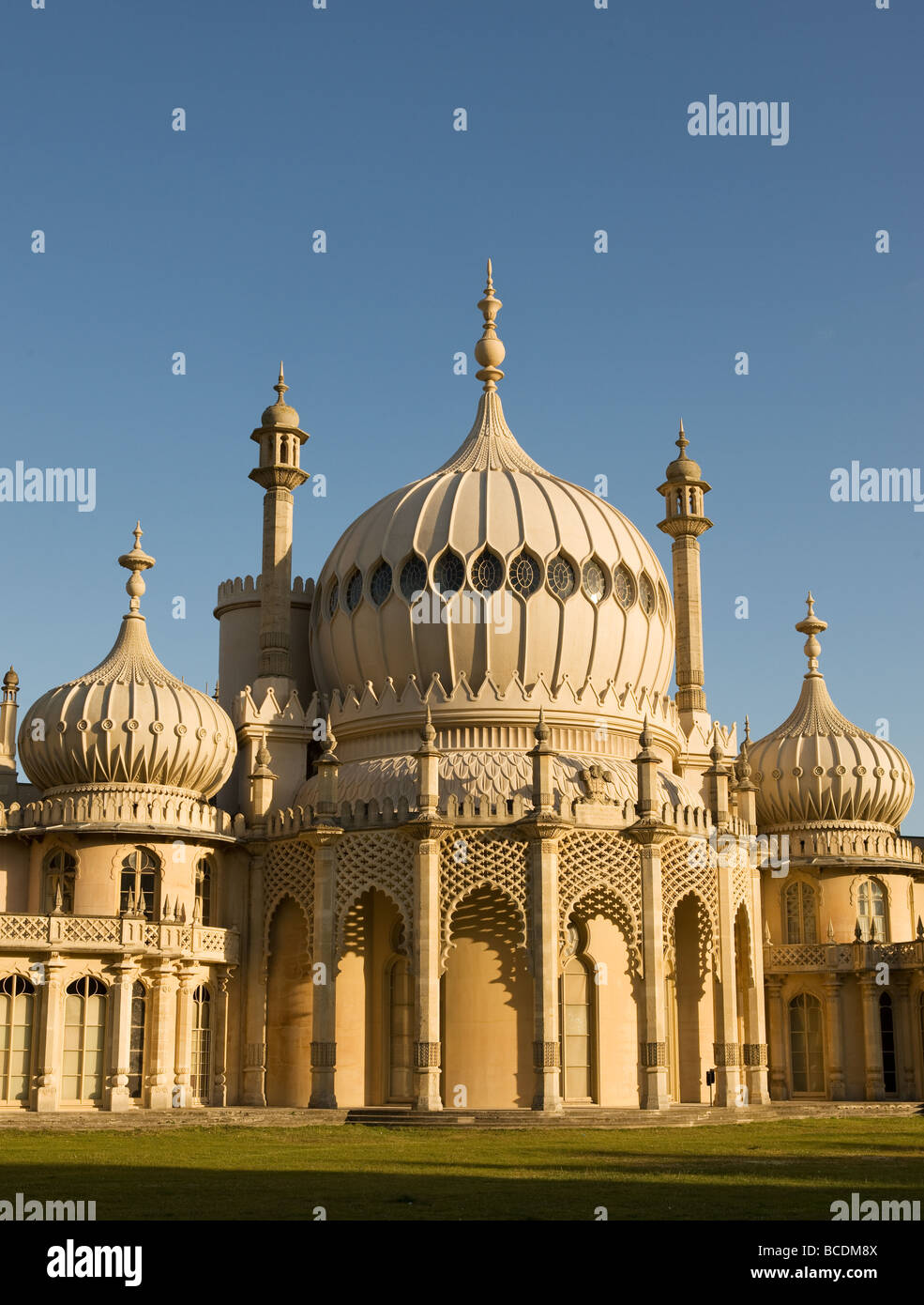 Die Ostfassade des Brighton Pavillion in der frühen Morgensonne gesehen Stockfoto