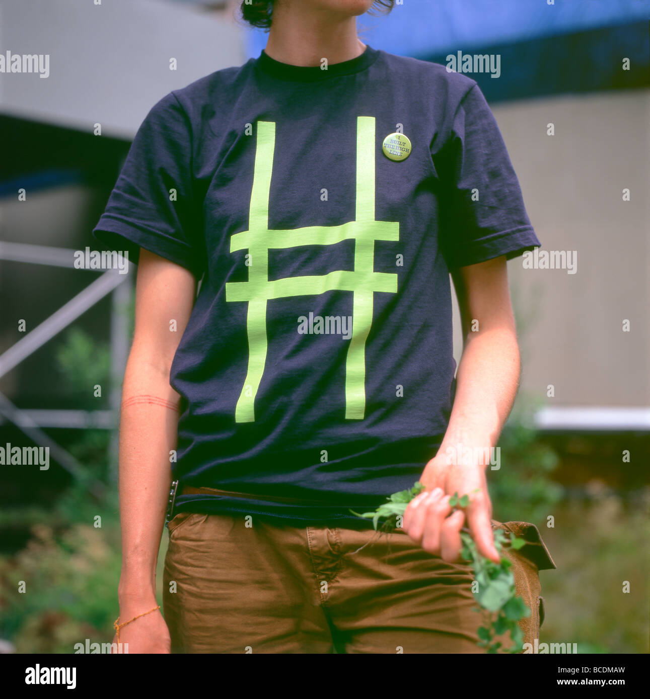 Ein Gärtner trägt ein High Line Park Logo t Shirt Chelsea, New York City, USA KATHY DEWITT Stockfoto
