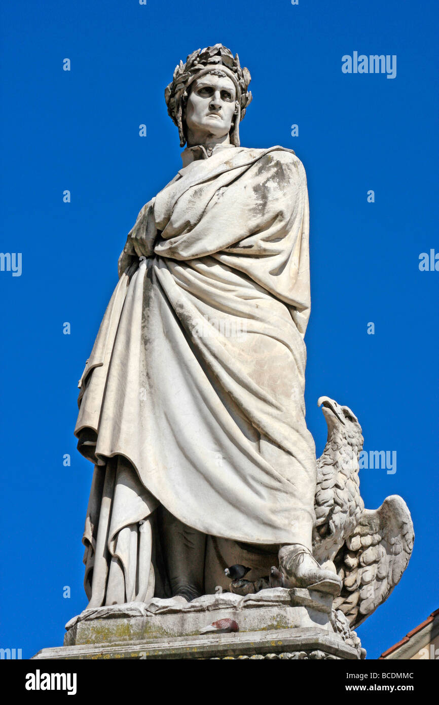Statue von Dante Alighieri neben der Basilika von Santa Croce auf der Piazza Santa Croce in Florenz, Italien Stockfoto