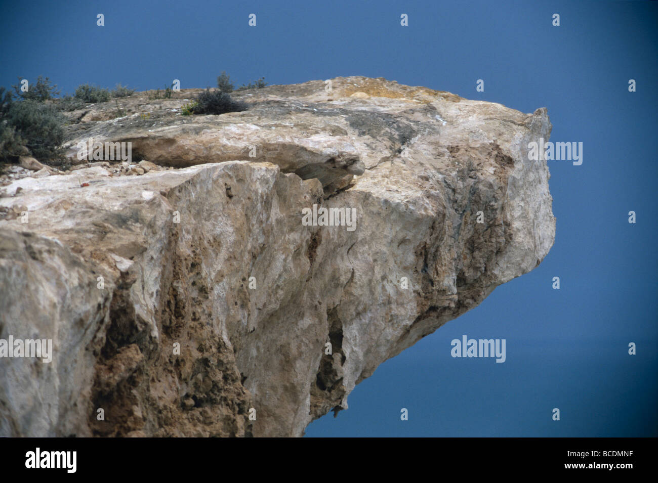 Ein Kalkstein Überhang auf einer Klippe hoch über dem Meer. Stockfoto