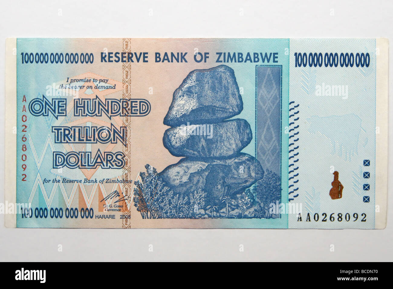 Banknote von 100 Billionen Dollar aus Simbabwe. Banknote mit dem höchsten Nominal-Wert in der Geschichte Stockfoto