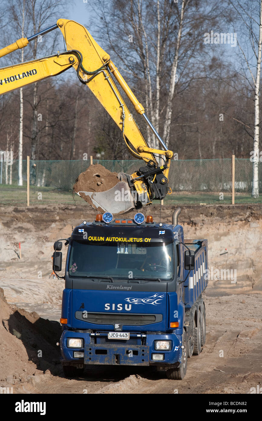 Digger laden Schmutz, LKW, Finnland Stockfoto