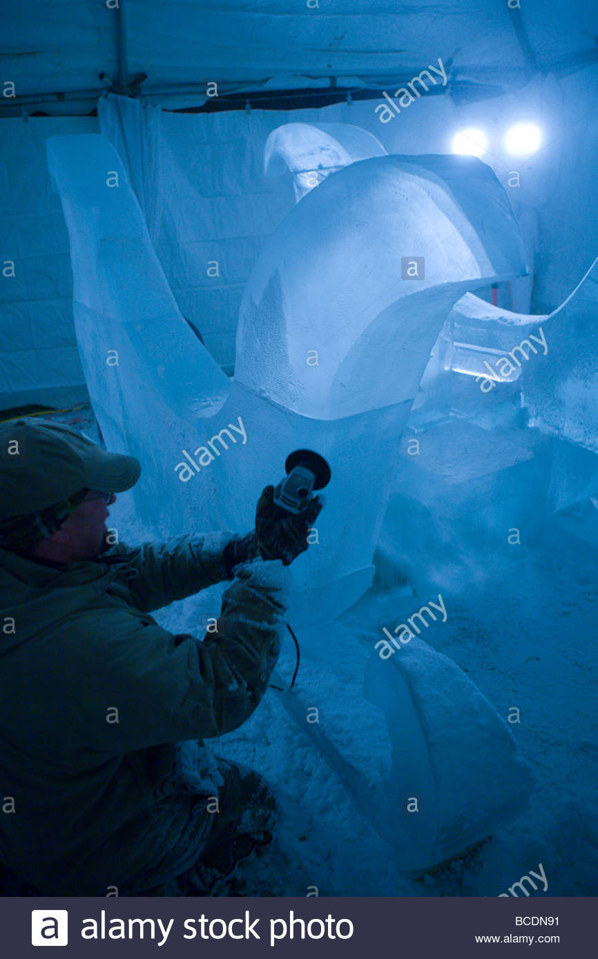 Ein Künstler schnitzt eine Eisskulptur. Stockfoto