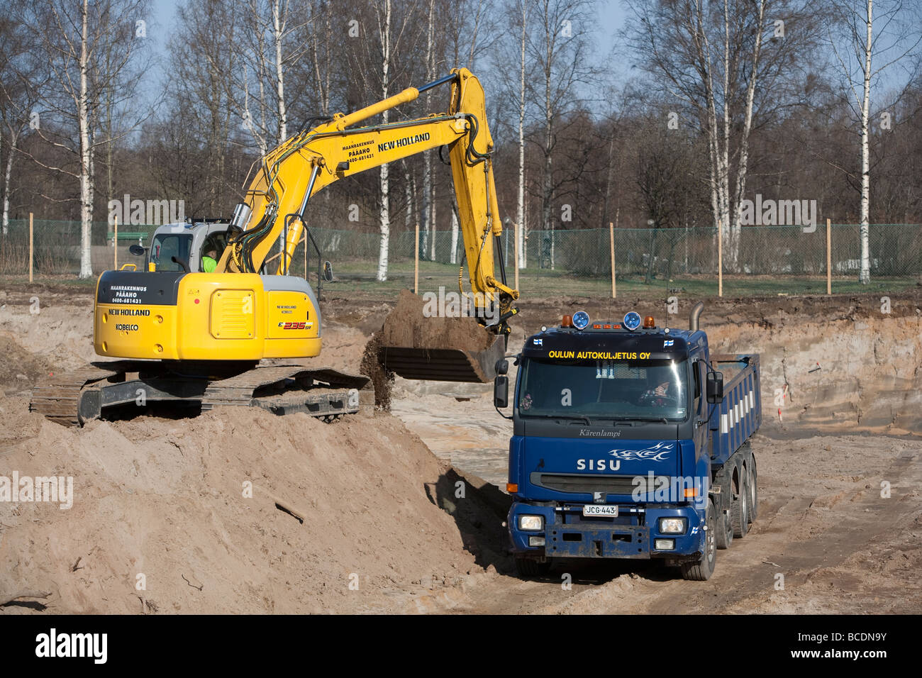 Digger laden Schmutz Lkw abzuladen, Finnland Stockfoto