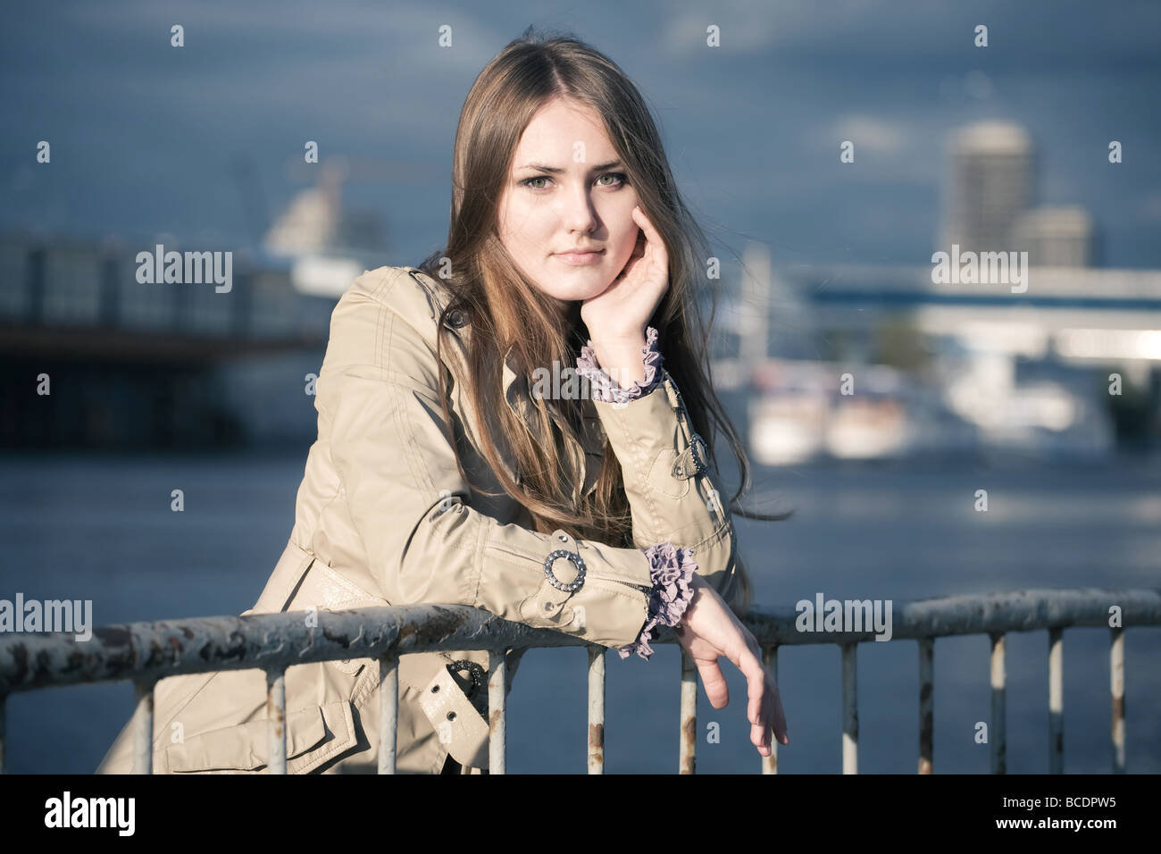 Junge Frau nachdenklich Porträt auf Stadt-Hintergrund Stockfoto