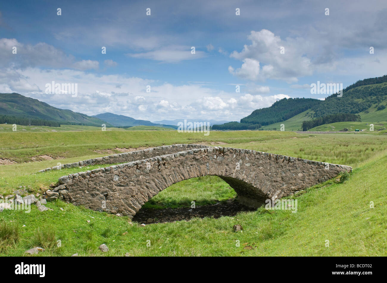 Eines der vielen Wade Brücken über, was früher der Upper River Spey, der seit seinen Lauf verändert hat Stockfoto