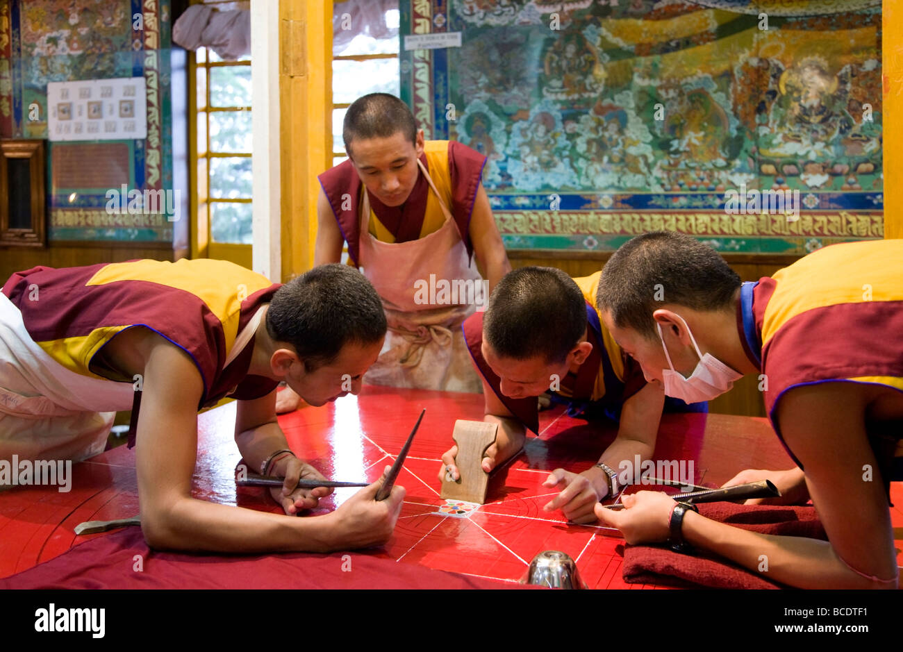 Tibetische Mönche machen ein Sandmandala. Kalachakra-Tempel. McLeod Ganj. Dharamsala. Indien Stockfoto