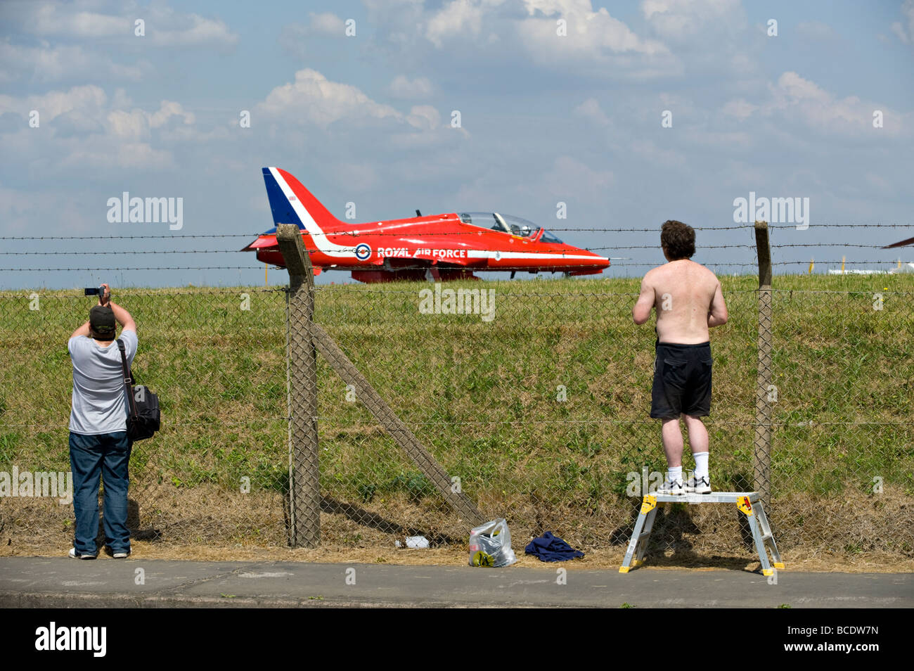 Fans beobachten die BAE Hawk Flugzeuge der RAF Kunstflugstaffel "Red Arrows" in Biggin Hill, England, UK Stockfoto