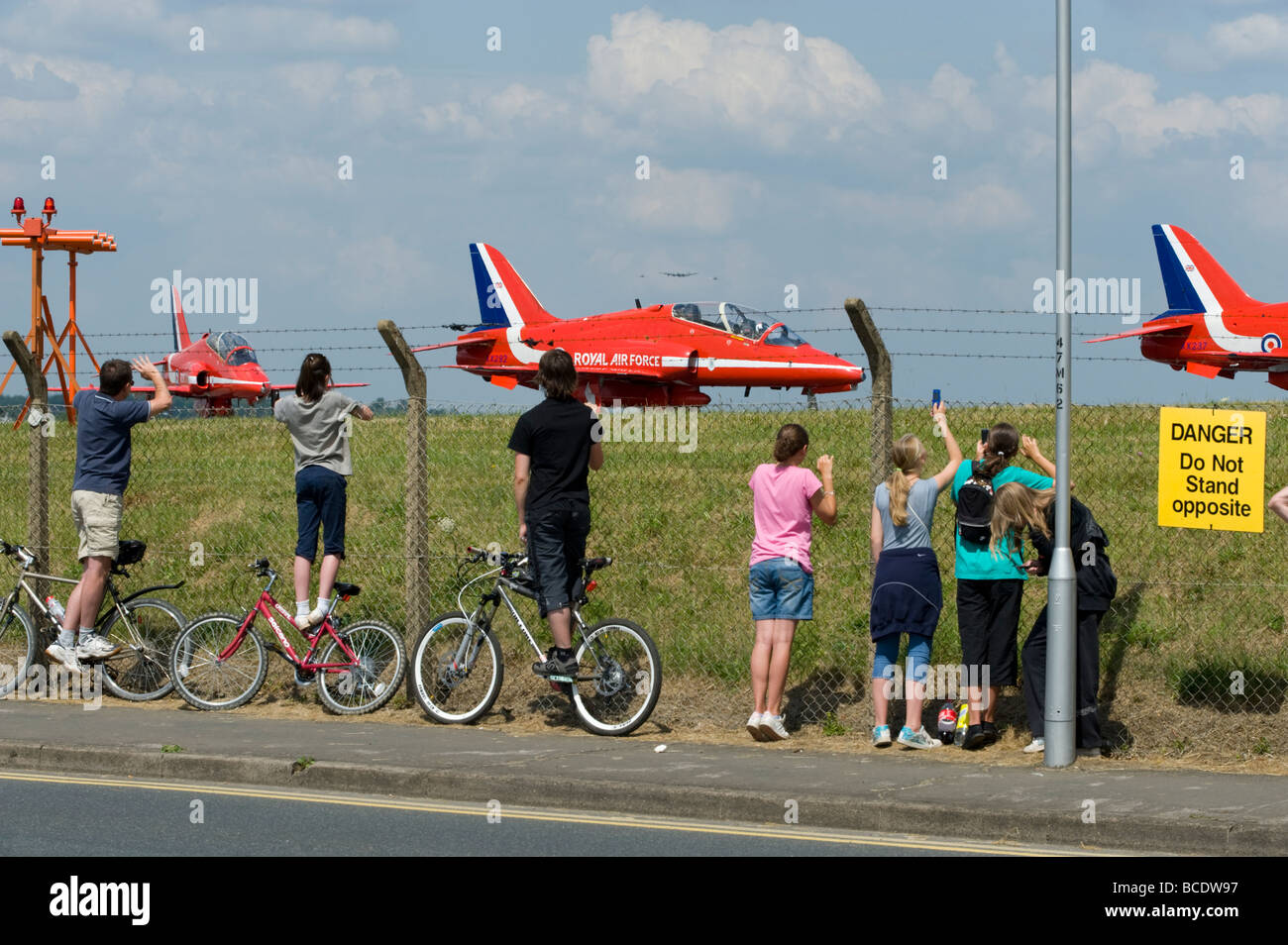 Fans beobachten die BAE Hawk Flugzeuge der RAF Kunstflugstaffel "Red Arrows" in Biggin Hill, England, UK. Stockfoto