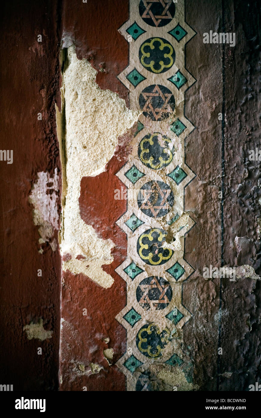 Fading Stuckarbeiten in der Synagoge Pecs in Ungarn Stockfoto