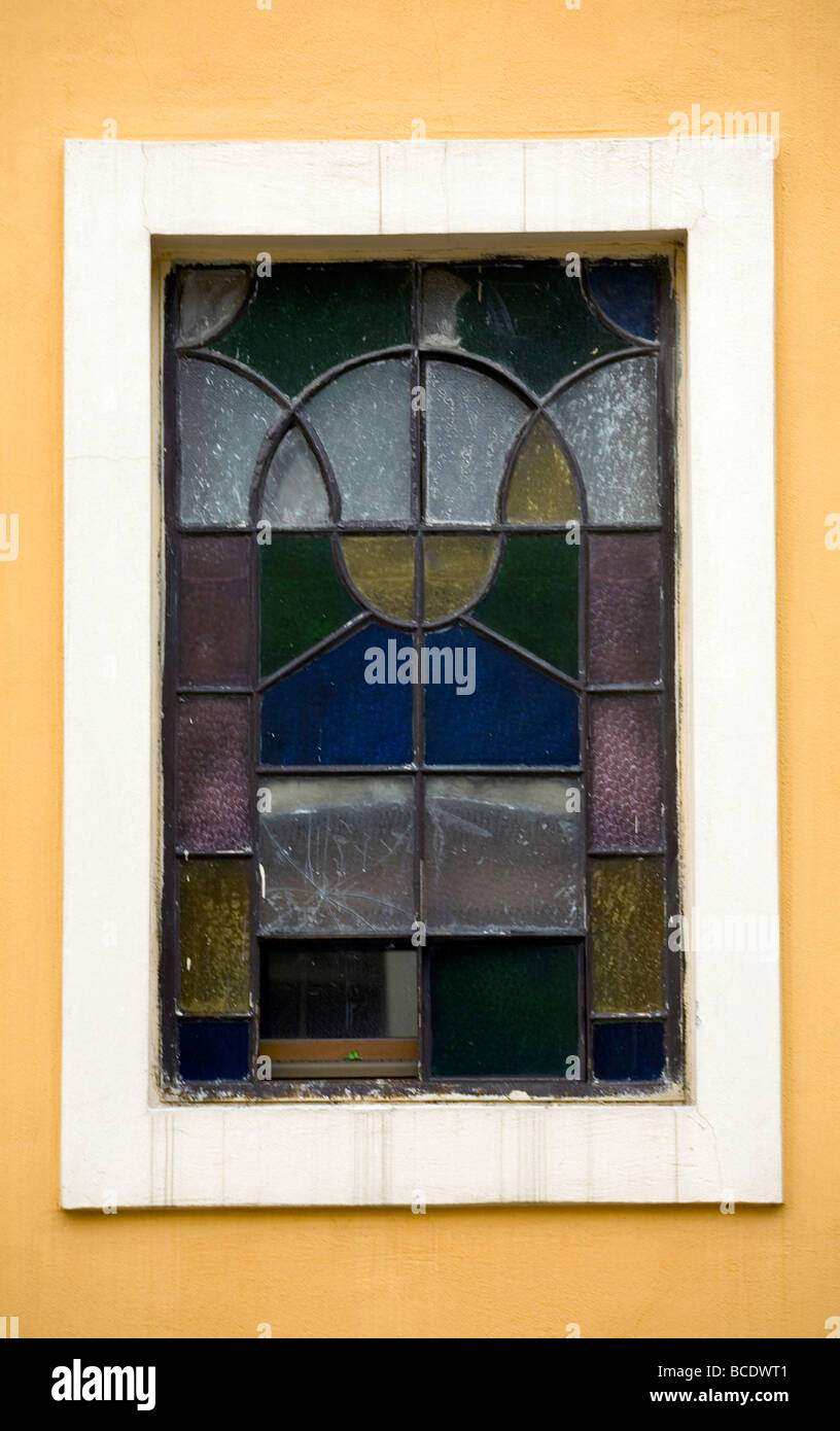 Ein Art-deco-Fenster aus Buntglas in der ungarischen Stadt Pecs 2010 Kulturhauptstadt Europas gekürt Stockfoto