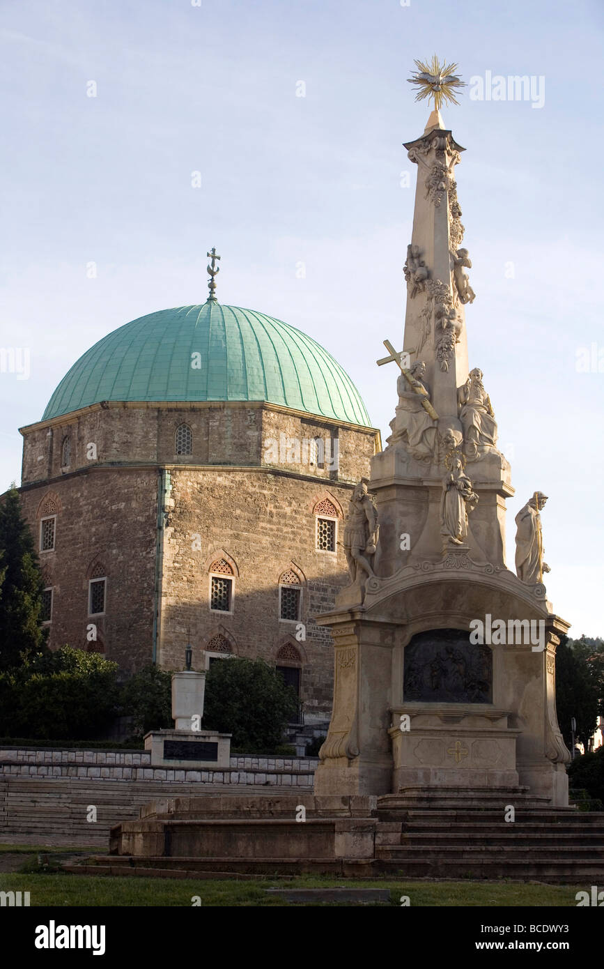 Die Dreifaltigkeitssäule und dem Pacha Gazi Kassim Moschee lokal bekannt als die Moschee-Kirche in Sz Chenyi Square in Pecs in Ungarn Stockfoto