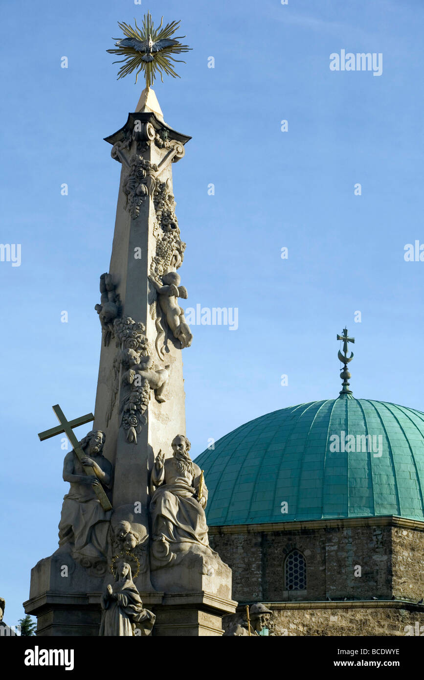 Die Dreifaltigkeitssäule und dem Pacha Gazi Kassim Moschee lokal bekannt als die Moschee-Kirche in Sz Chenyi Square in Pecs in Ungarn Stockfoto