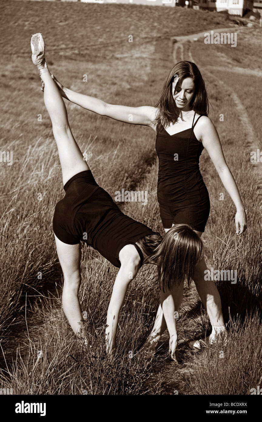 Ballerinas, die Dehnung in einem Park. Stockfoto
