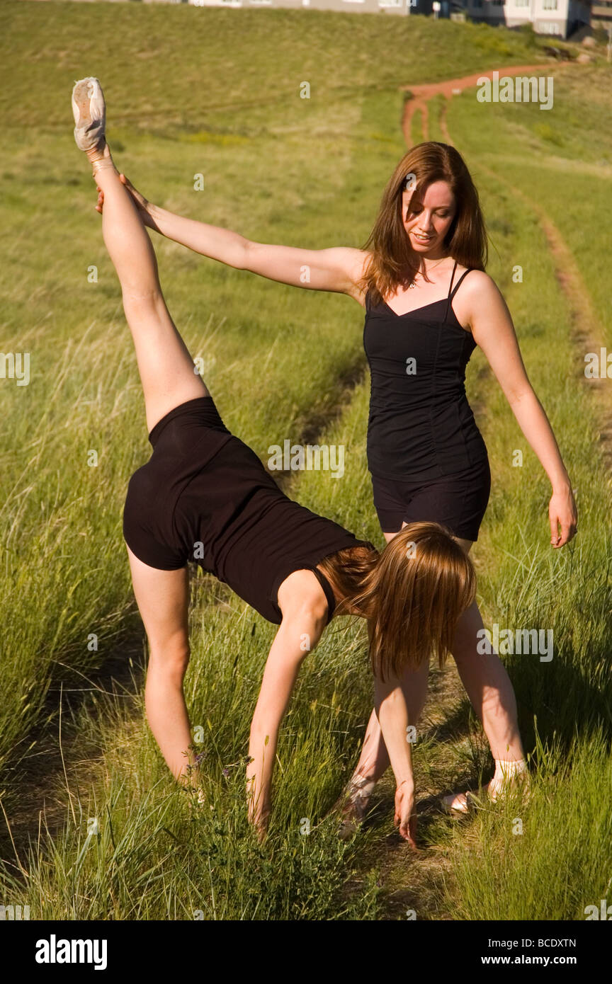 Ballerinas, die Dehnung in einem Park. Stockfoto