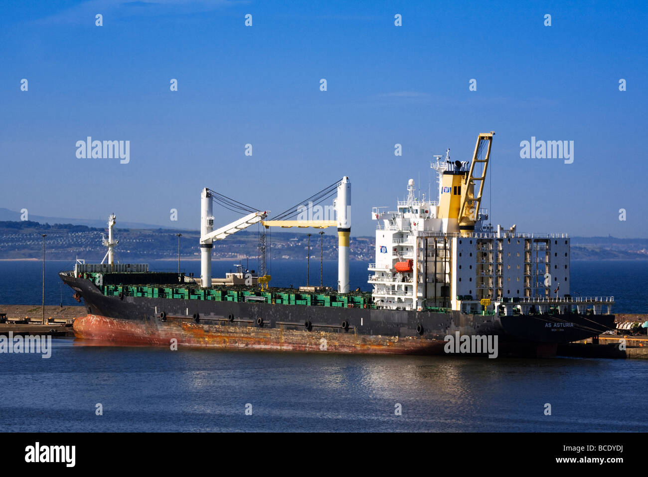 Frachtschiff AS Asturia gefesselt am Hafen von Leith Docks, Edinburgh, Schottland. Stockfoto