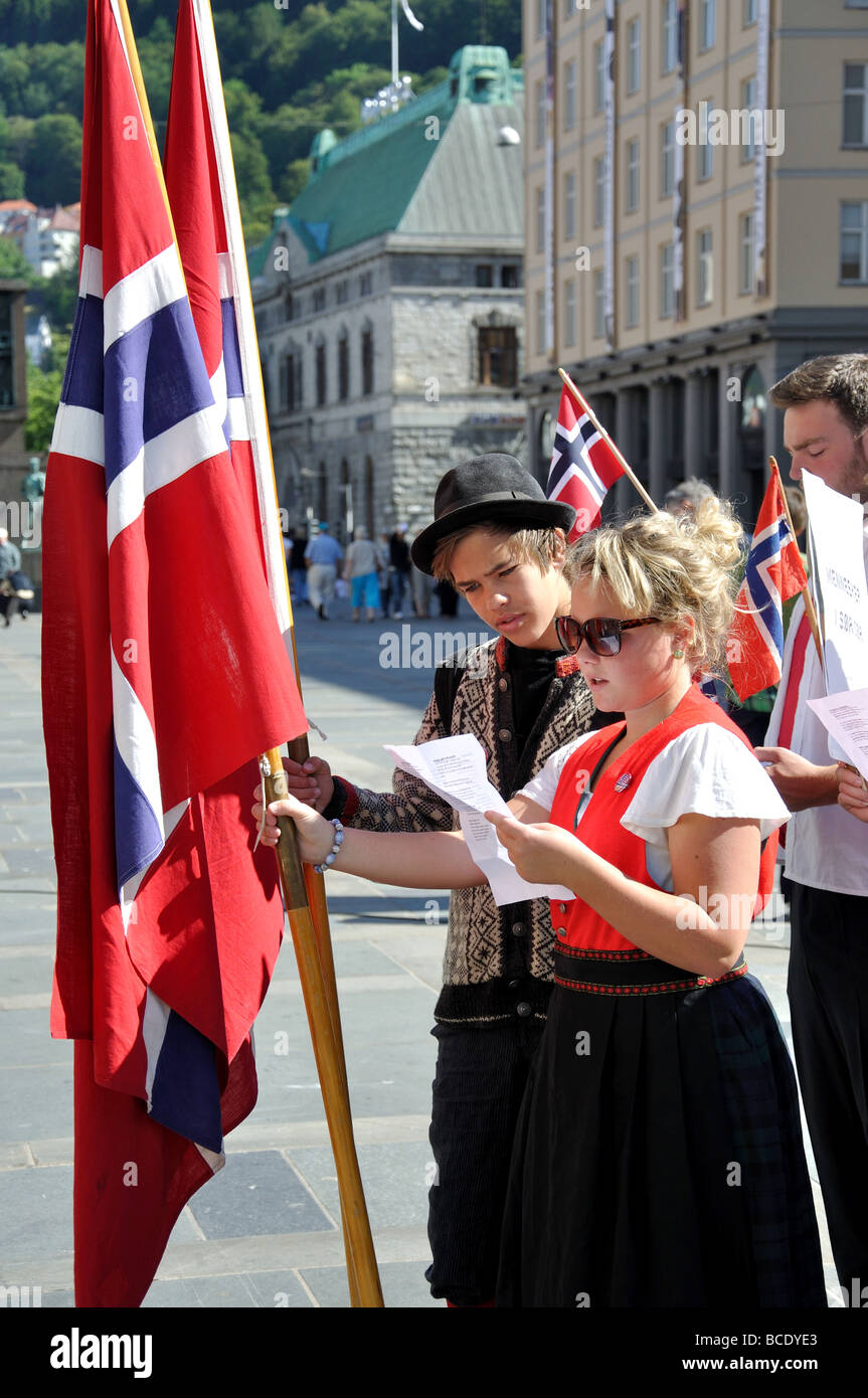 Parade der jungen Menschen in Tracht, Torgalmenningen Platz, Bergen, Hordaland, Norwegen Stockfoto