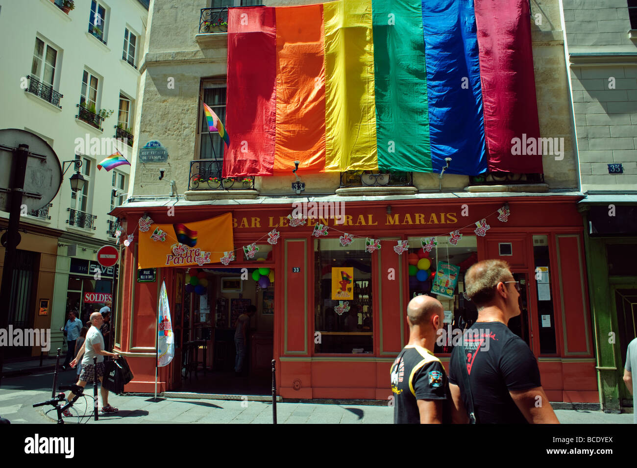 Paris Frankreich, Gay Bar 'Le Central Bar' und Hotel, Gay Flag an der Fassade vor der Straße Men (jetzt geschlossen) Front Stockfoto