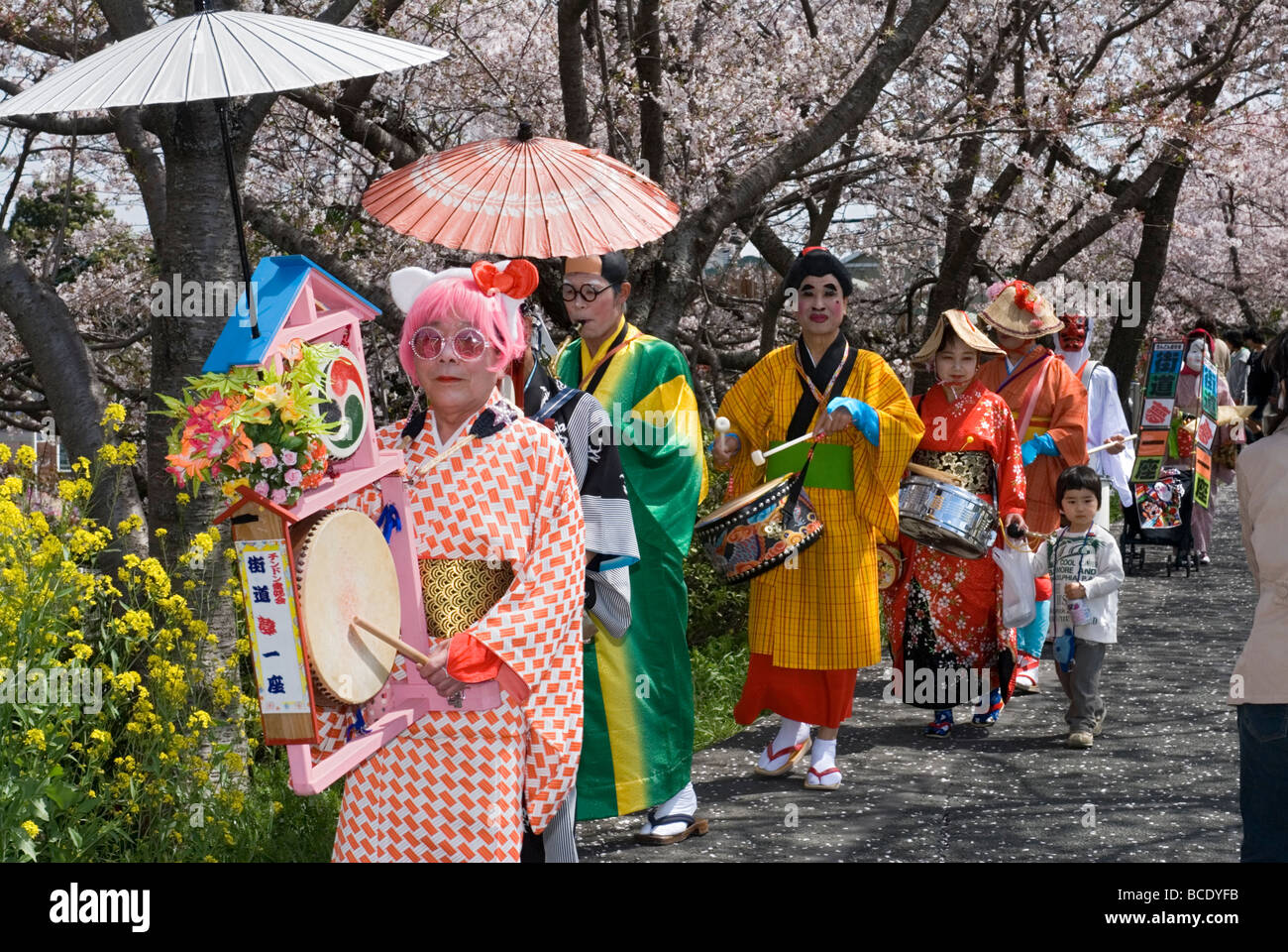 Ein Minnesänger-Reisegruppe in Japan als ein Chindonya in humorvollen Kostümen gekleidet war in alten Zeiten für Werbung verwendet. Stockfoto