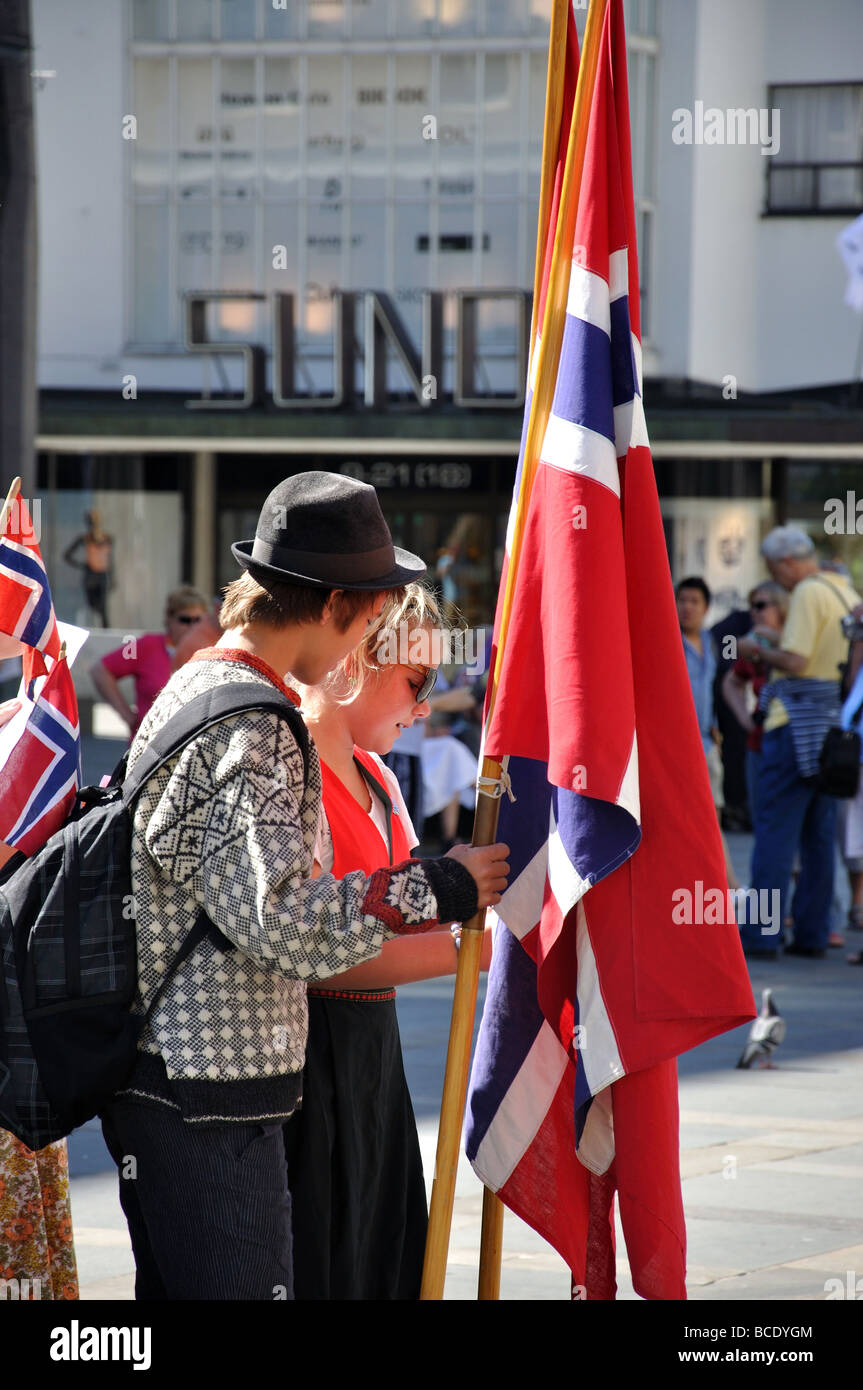 Parade der jungen Menschen in Tracht, Torgalmenningen Platz, Bergen, Hordaland, Norwegen Stockfoto