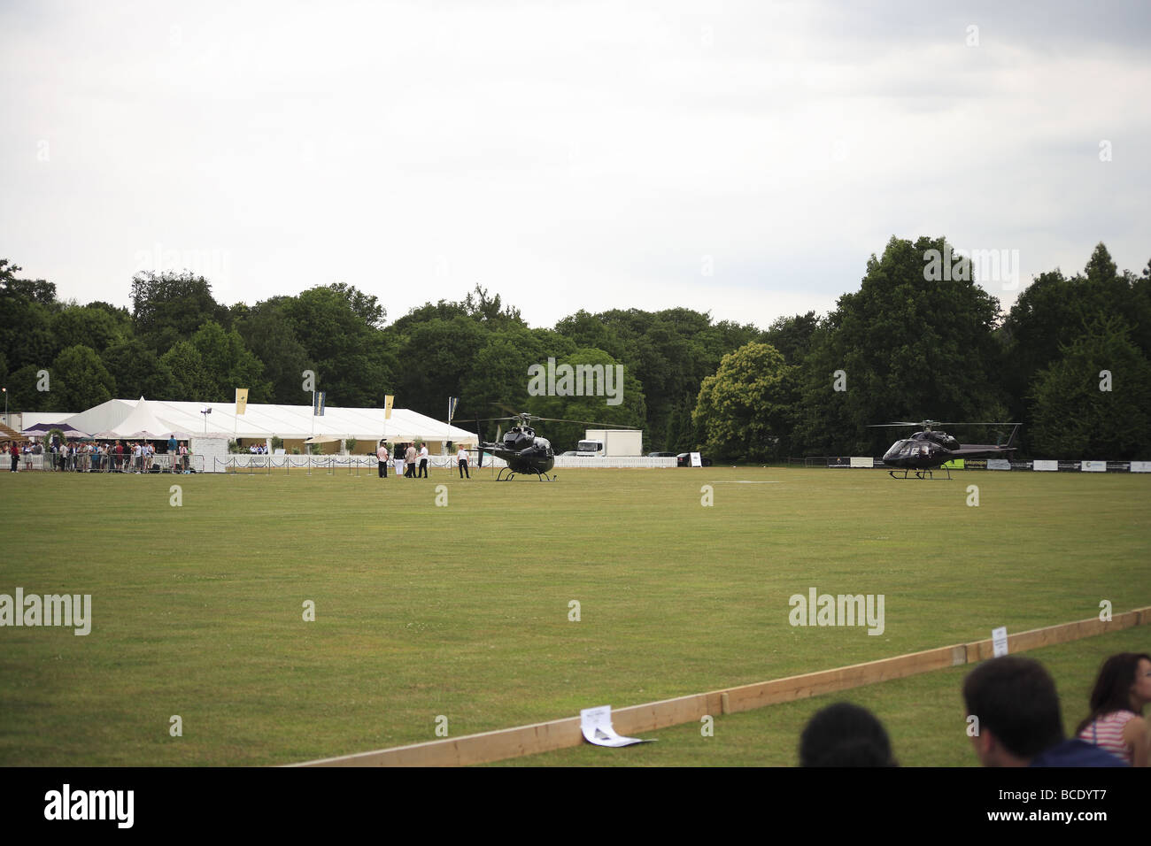 Hubschrauber landete auf Polo-Platz Stockfoto