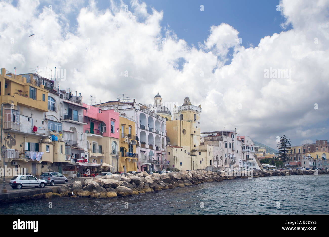 Eine pastellfarbene Straße aus Reihenhäusern am Hafen von Ischia Ponte, Italien Stockfoto