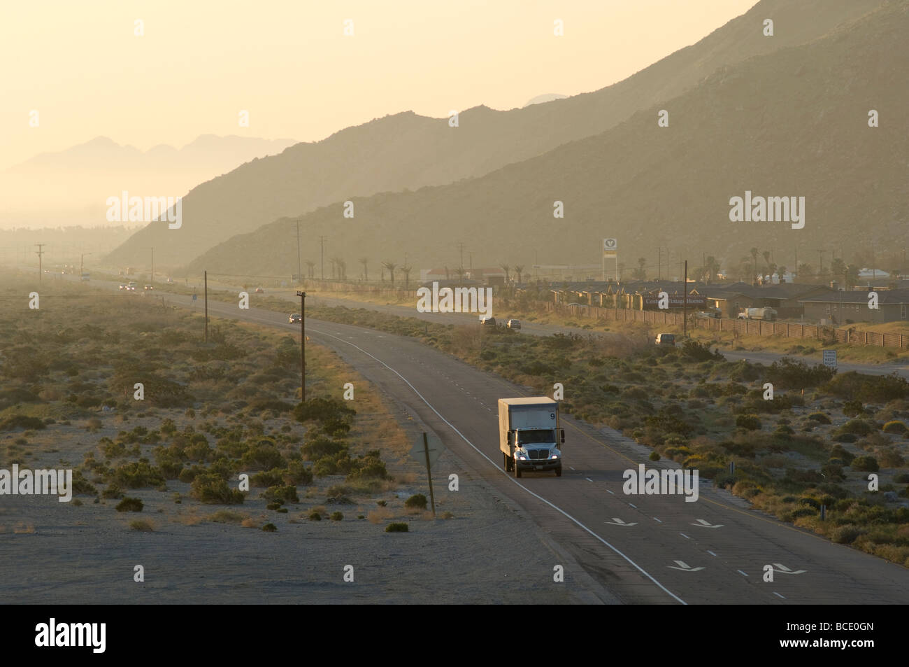 LKW auf Autobahn in Wüste Stockfoto