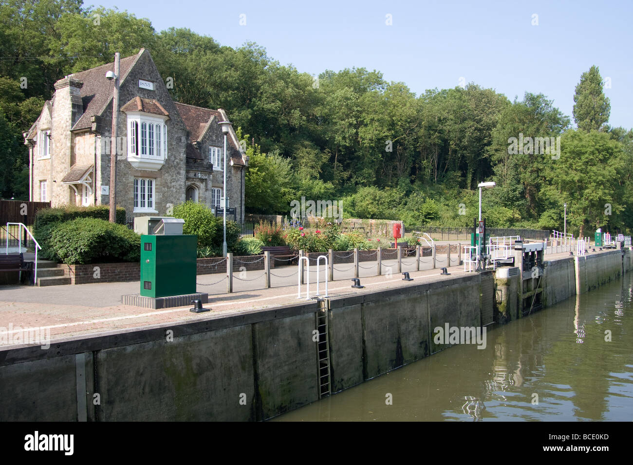 offene Schleusenkammer modernisiert ruhigen Fluss Wand Allington Lock Fluss Medway Maidstone Kent England UK Europa Stockfoto