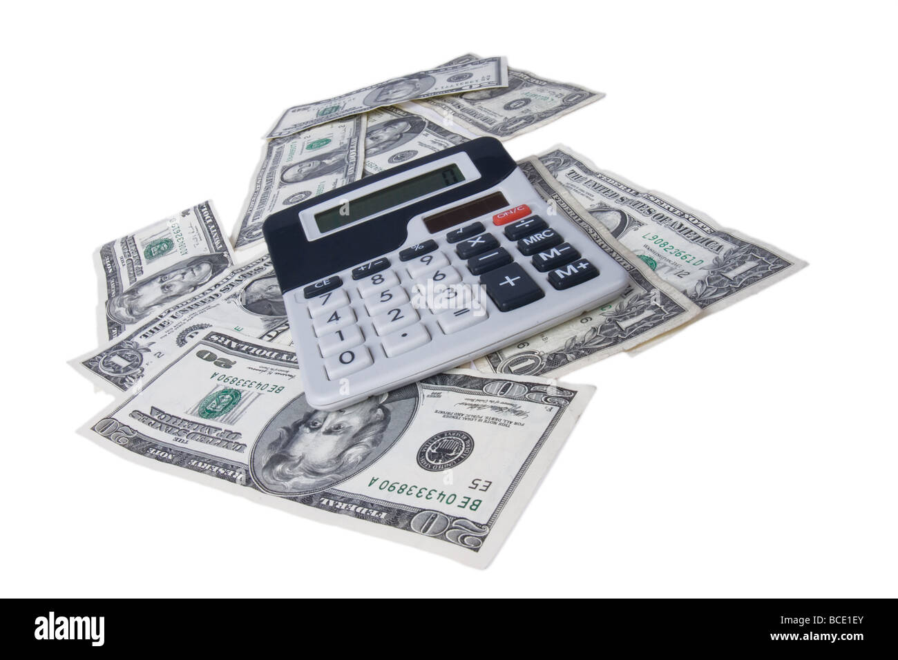 amerikanisches Geld mit Taschenrechner auf weißem Hintergrund Stockfoto