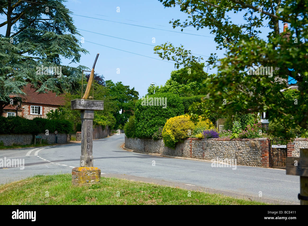 Slindon Village Sign, erbaut im Jahr 2000, West Sussex, Großbritannien Stockfoto