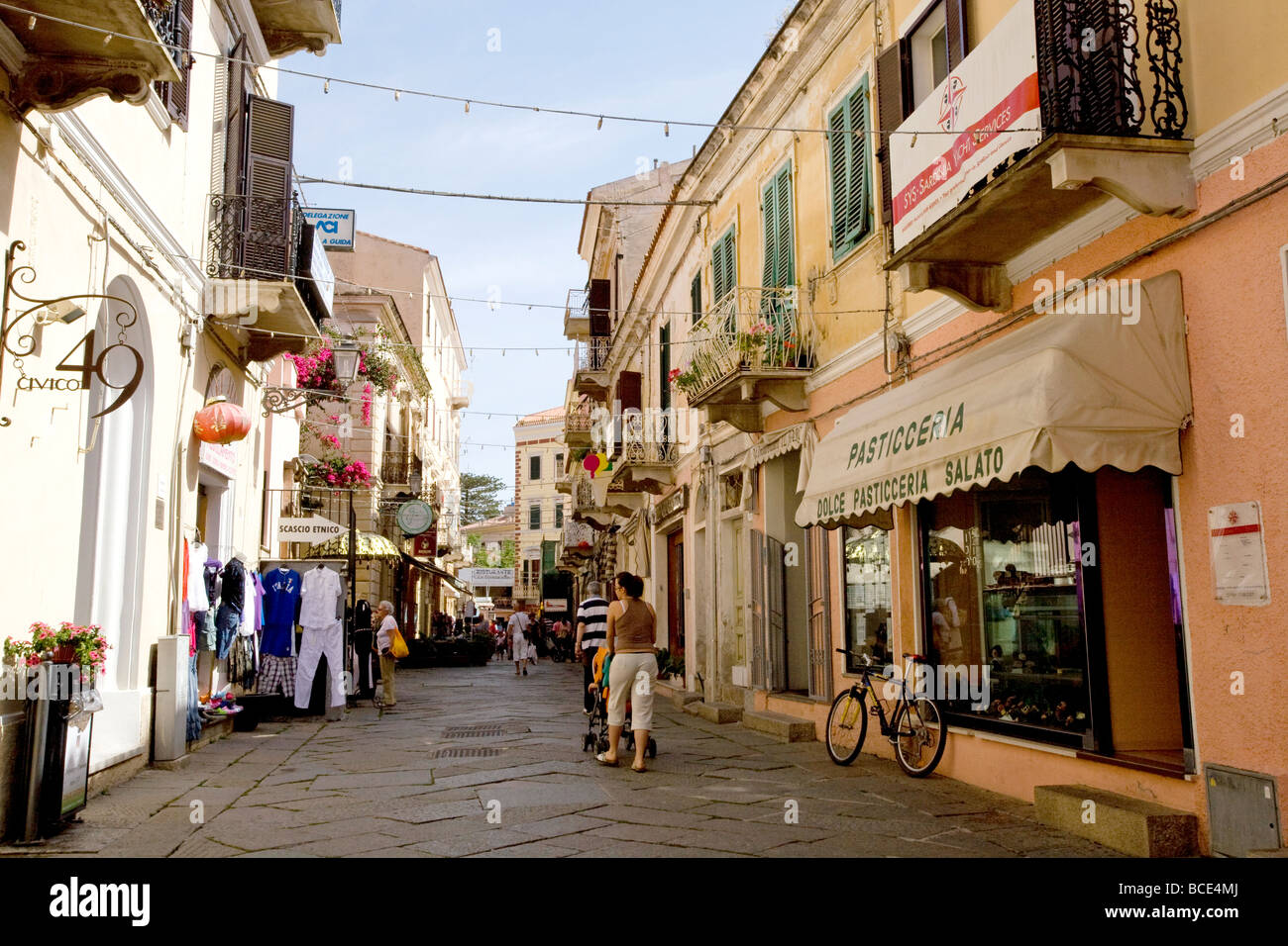 Schmale Straße mit Geschäften, La Maddalena Stadt, Insel La Maddalena, Sardinien, Italien Stockfoto