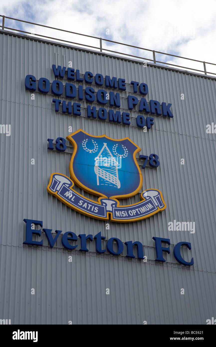 Willkommen Sie Schild und Club Crest im Goodison Park Fußballstadion des FC Everton fc Liverpool Merseyside England uk Stockfoto