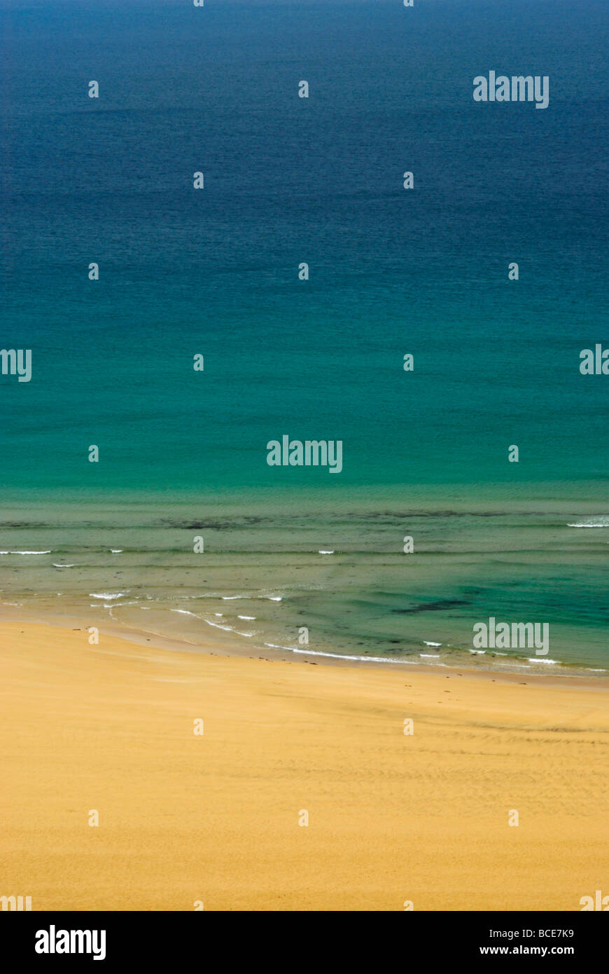 Golden Sand und blaues Meer im Watergate Bay in der Nähe von Newquay Cornwall England UK Stockfoto