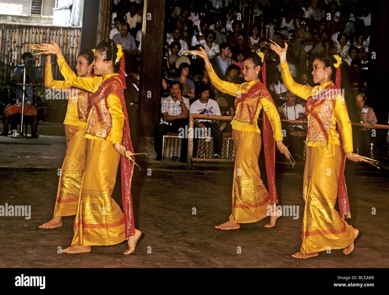 2305 Traditioneller Thai Tanz In Der Rose Garden Zentral Thailand