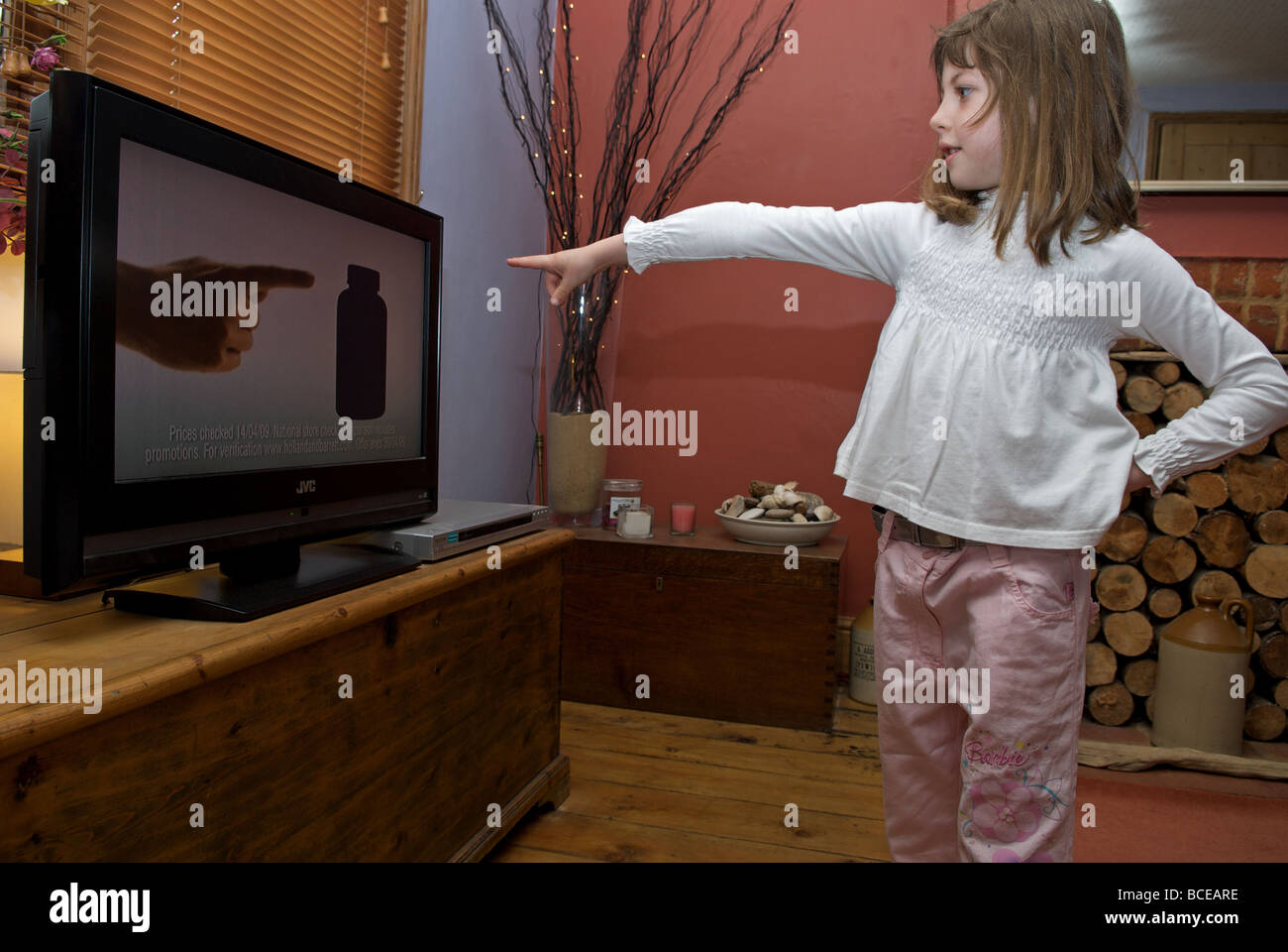 Junge Mädchen zu Hause gerade einen TV-Spot Stockfoto