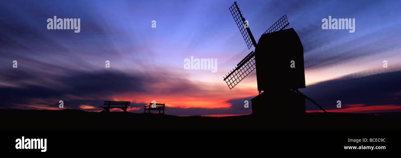 Windmühle auf einem Hügel in der englischen Landschaft bei Sonnenuntergang Stockfoto