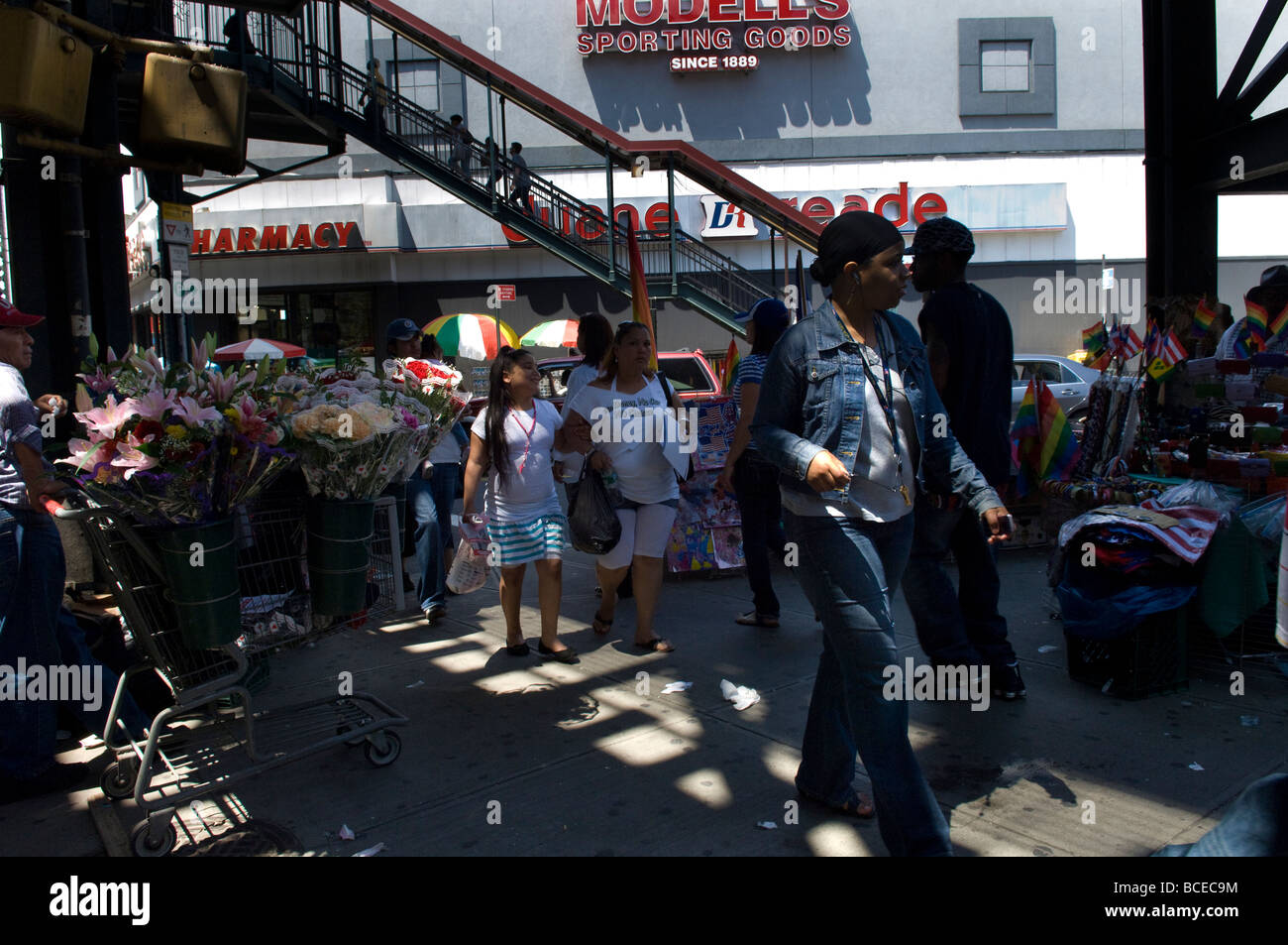 Menschen beim Einkaufen von Straßenhändlern auf Graham Avenue in Bushwick in Brooklyn, New York Stockfoto