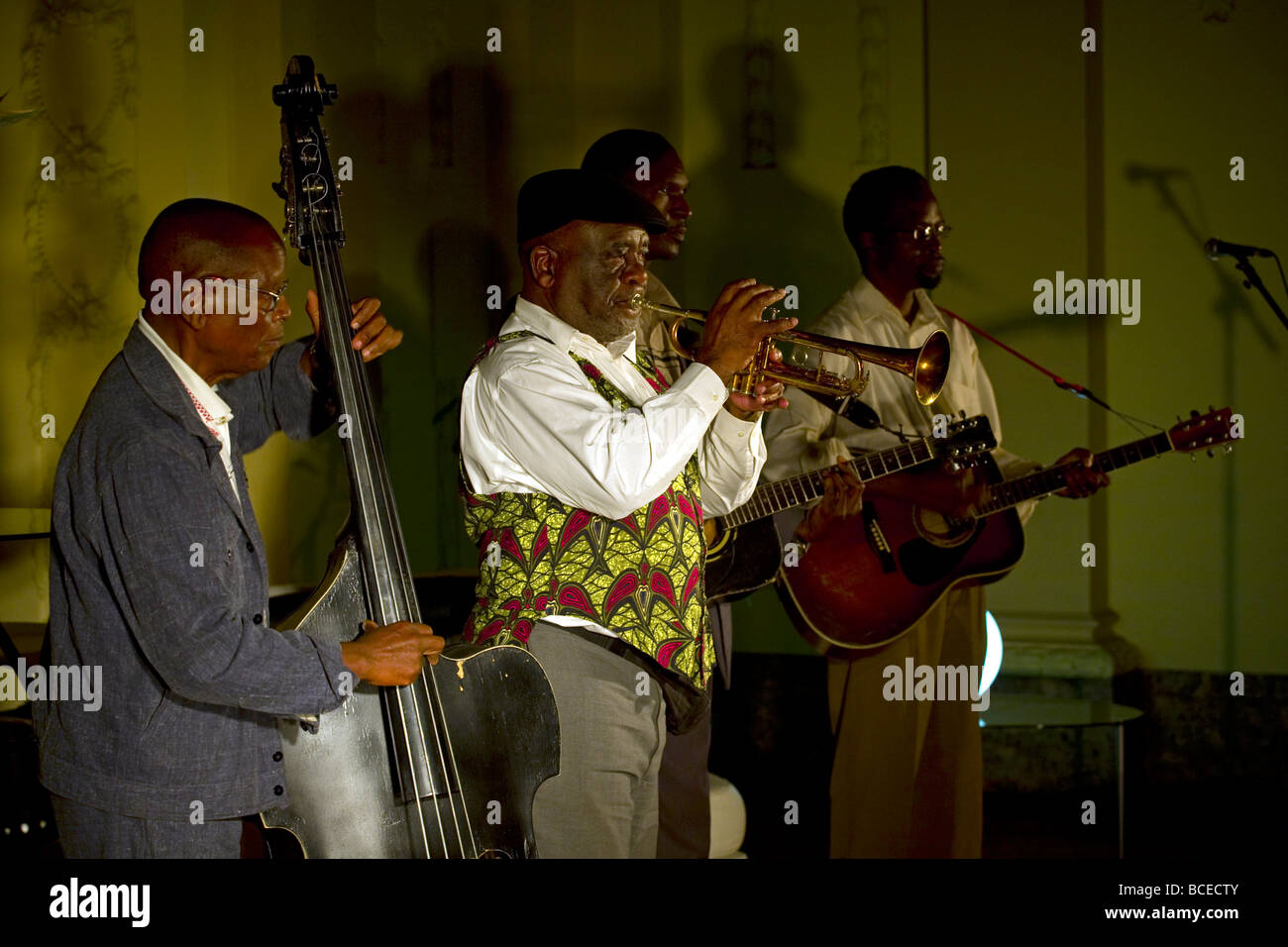 Mosambik Maputo. Ein Trompeter spielt mit seiner Band in Maputo Music Festival 2009 im Gemeindehaus. Stockfoto