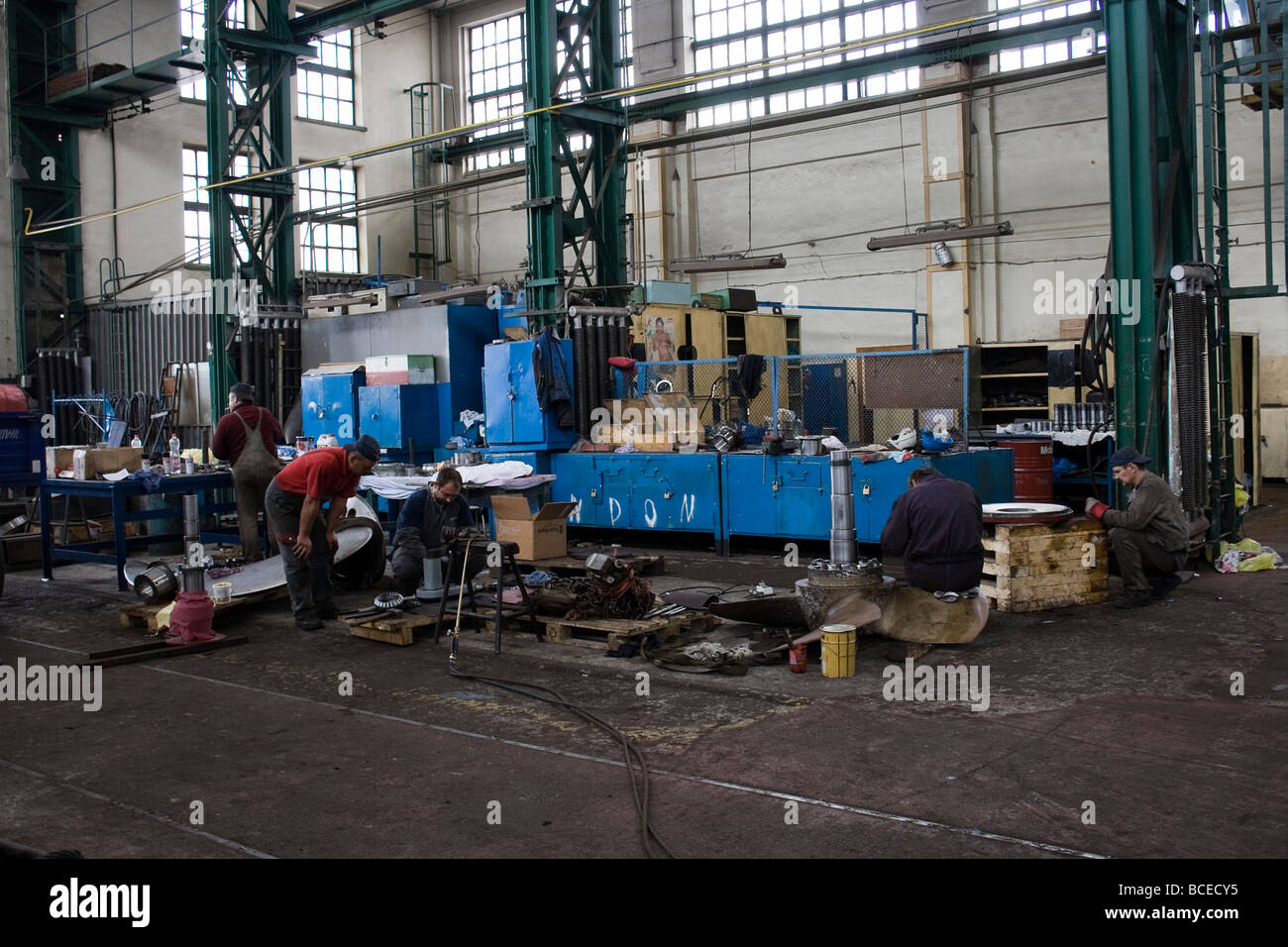 Manufaktur Hall der Remontowa-Werft in Danzig, Shipyardworkers bei ihrer Arbeit. Stockfoto