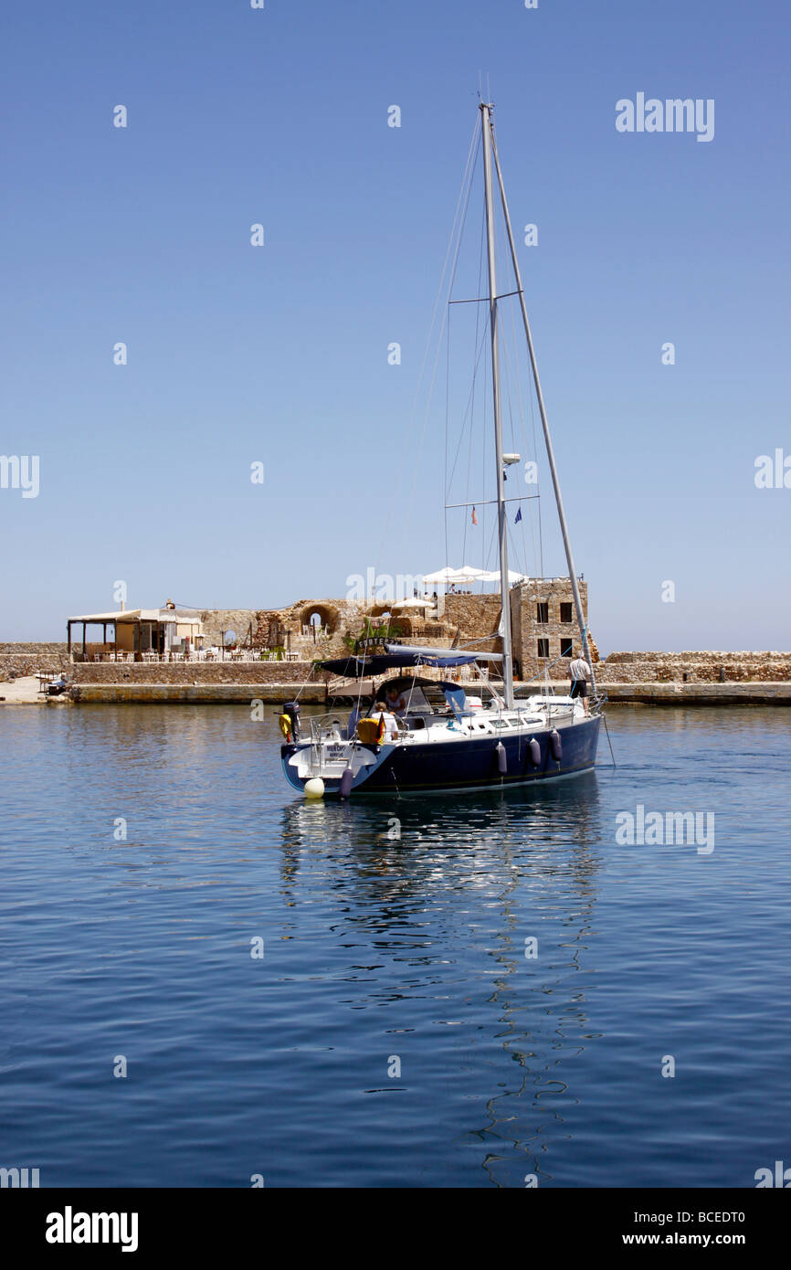 DER VENEZIANISCHE HAFEN VON CHANIA AUF DER GRIECHISCHEN INSEL KRETA Stockfoto