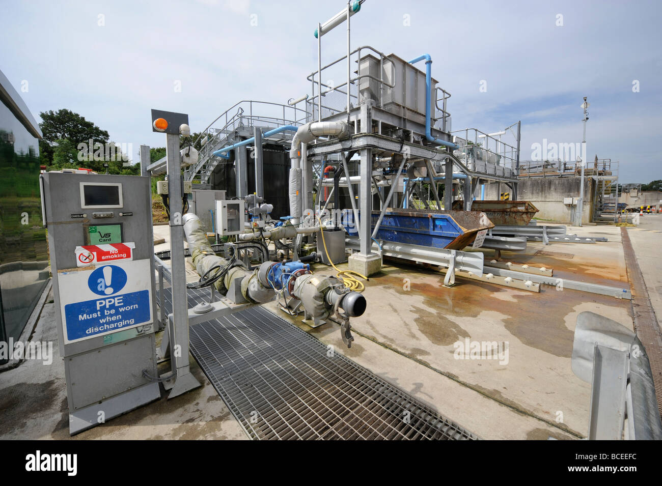 West Sussex-Abwasser-Behandlung funktioniert. Dargestellten Bereich ist für LKW Containg flüssigen Abfällen. Stockfoto