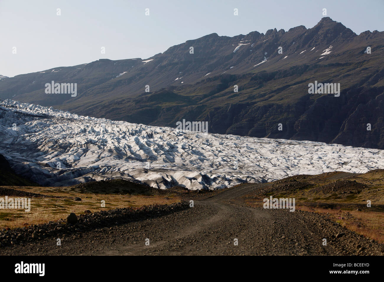 Eine Schotterstraße führt zu Fláajökull, ein Gletscher in der Nähe von Höfn im Südosten Islands. Stockfoto