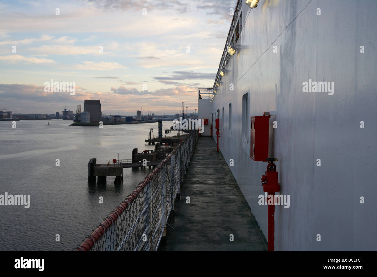 externen Gangway Gang an Bord der Fähre Schiff im Hafen von Belfast im Vereinigten Königreich Stockfoto