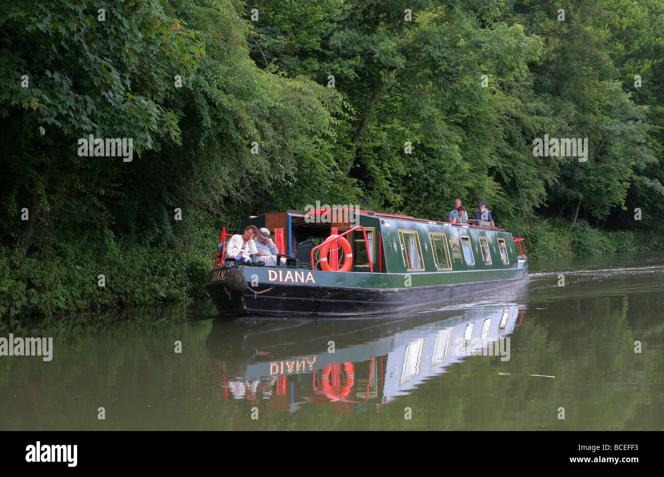 Älteres Ehepaar dösen auf ihren Kahn, & Kennet Avon Canal, Someset, England, UK Stockfoto