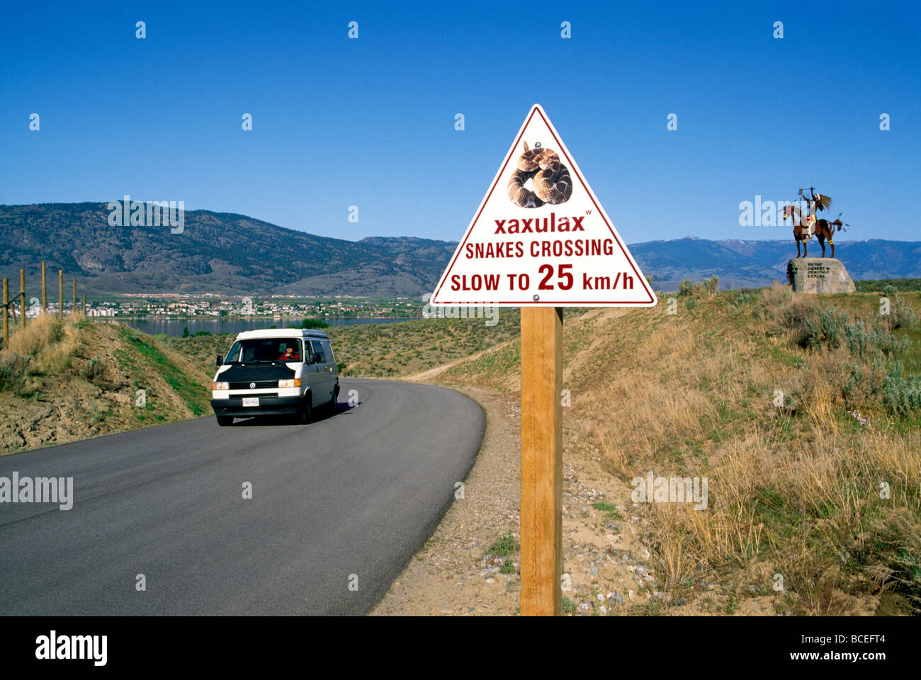 Advisory triangular road sign Fotos und Bildmaterial in hoher
