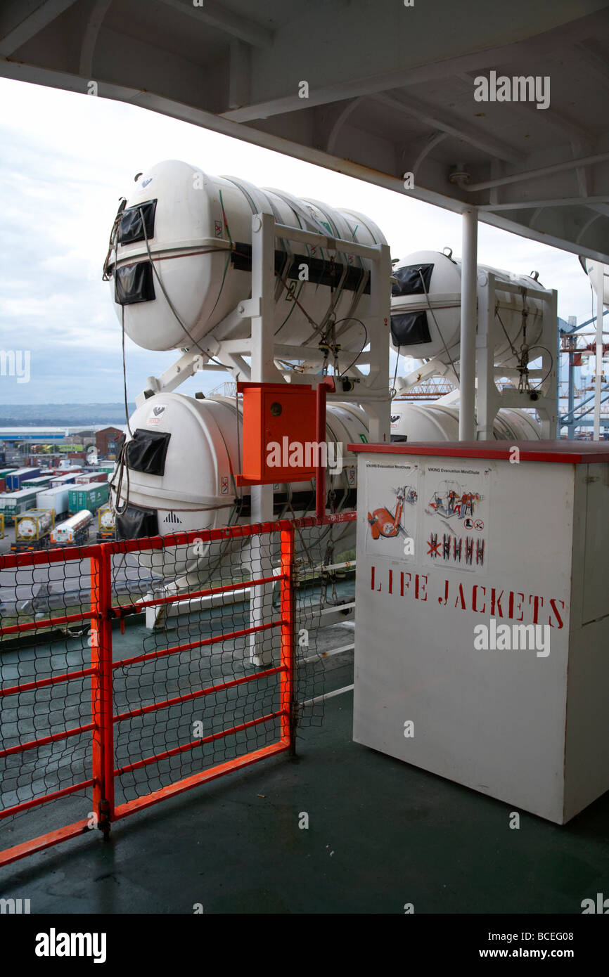 Rettungsboote und Rettungsinseln an der Seite ein Passagier Fähre um ein Sammelplatz im Hafen im Vereinigten Königreich Stockfoto