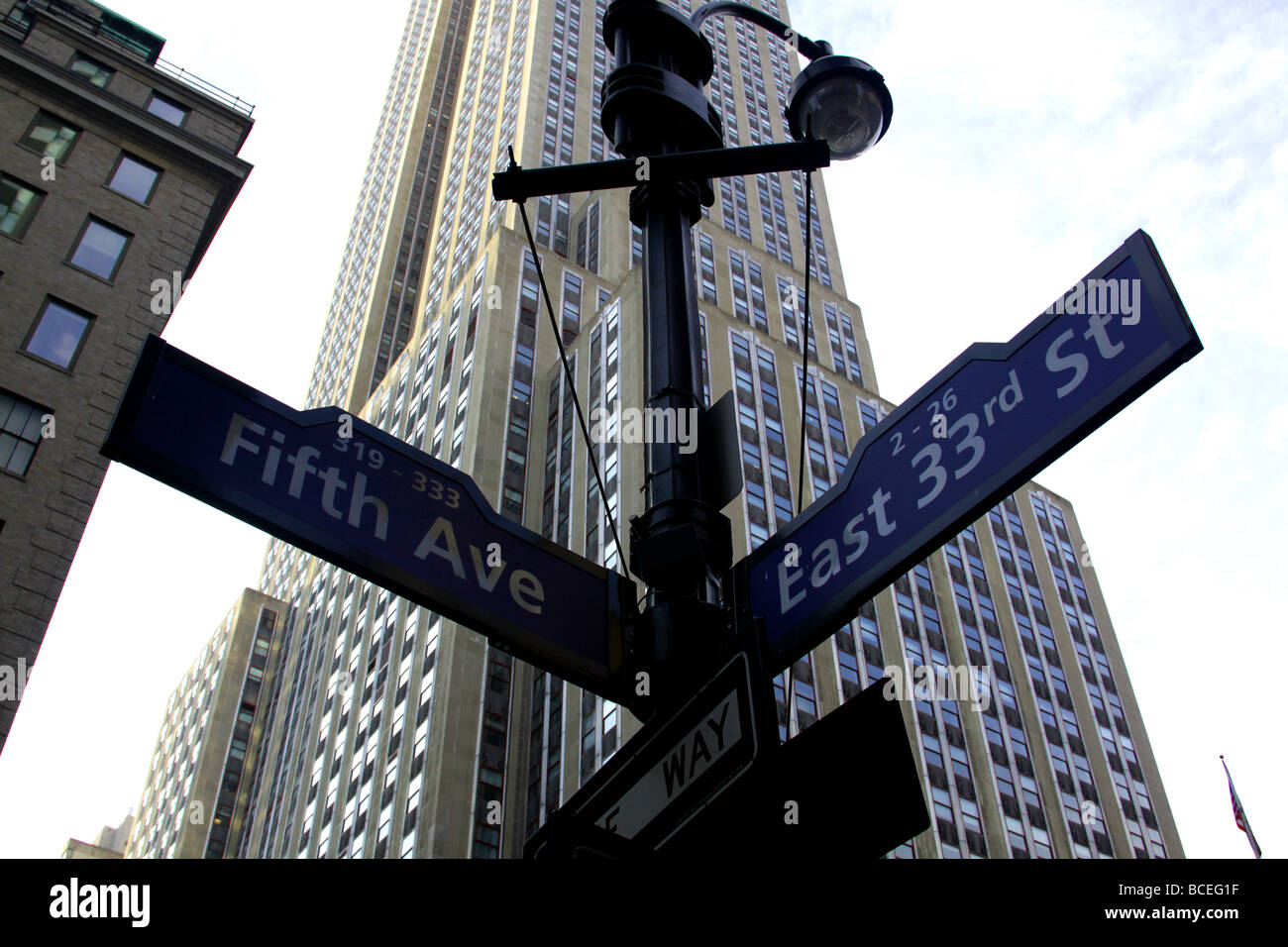 Fifth Avenue an der Kreuzung mit der East 33rd Street mit dem Empire State Building im Hintergrund. Stockfoto