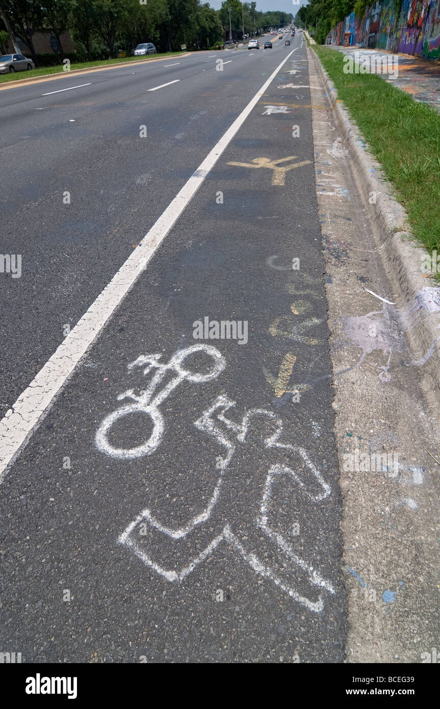 Gliederung der menschlichen Figur Darstellung Fahrradunfall gemalt in der Straße neben "Graffiti Wall" Gainesville Florida Stockfoto