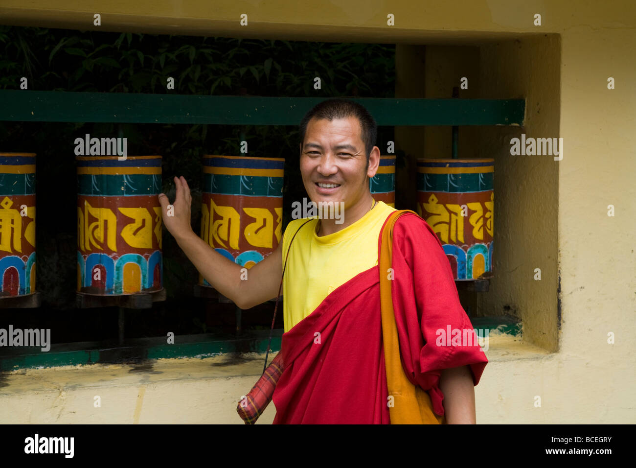 Buddhistischen tibetischen Mönch dreht Gebetsmühlen auf Kora Weg rund um den Tsuglagkhang Komplex. McCleod Ganj. Himachal Pradesh. Indien. Stockfoto